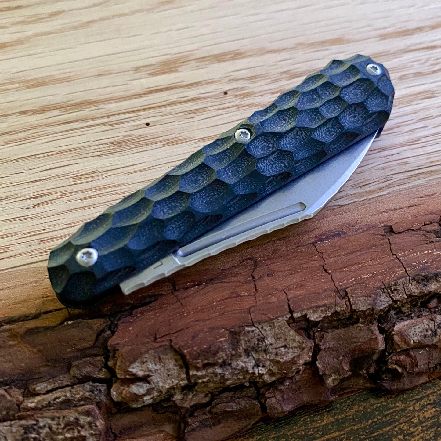 Taschenmesser Koteyka mit Griffschalen aus schwarzem G10.