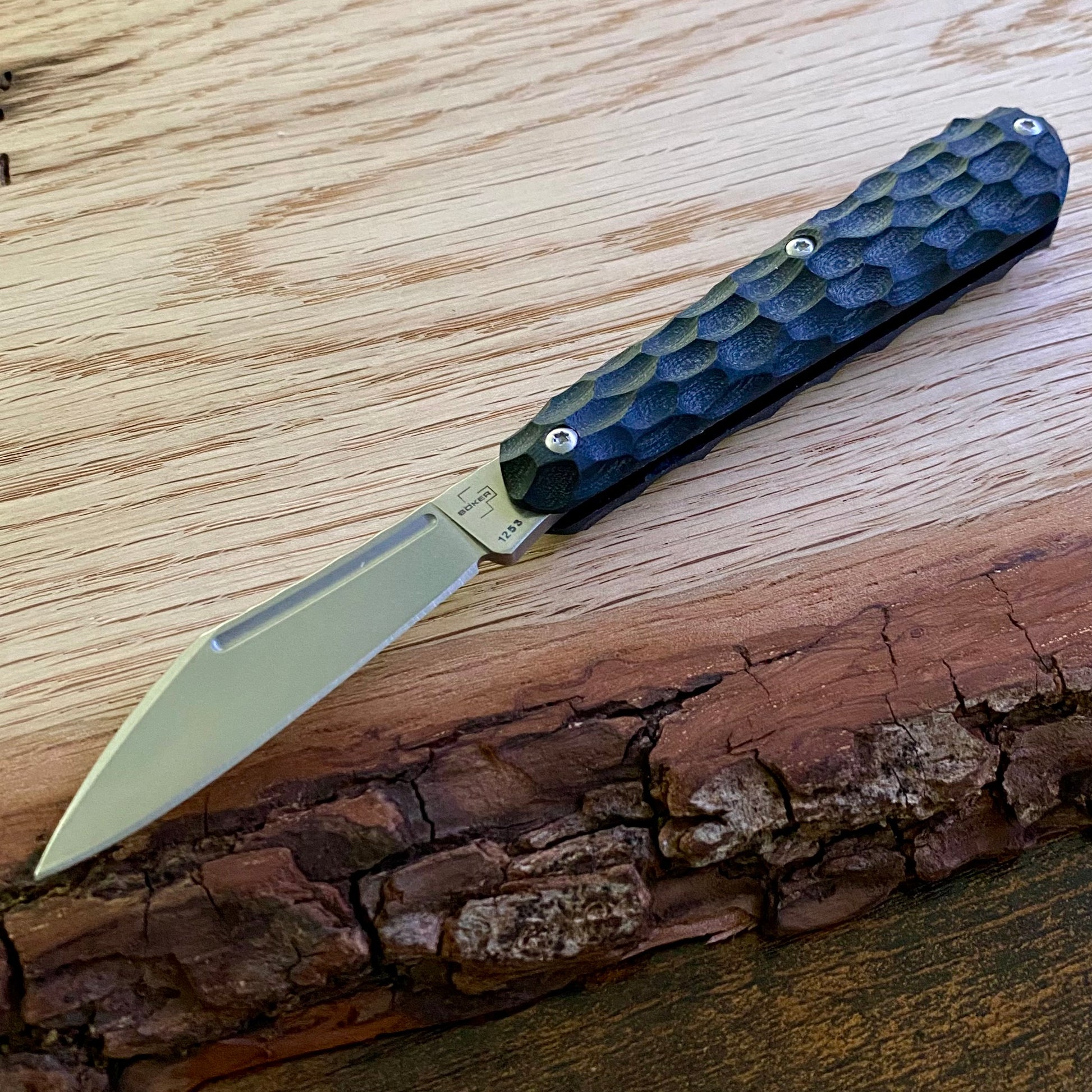 Taschenmesser Koteyka mit Griffschalen aus schwarzem G10.