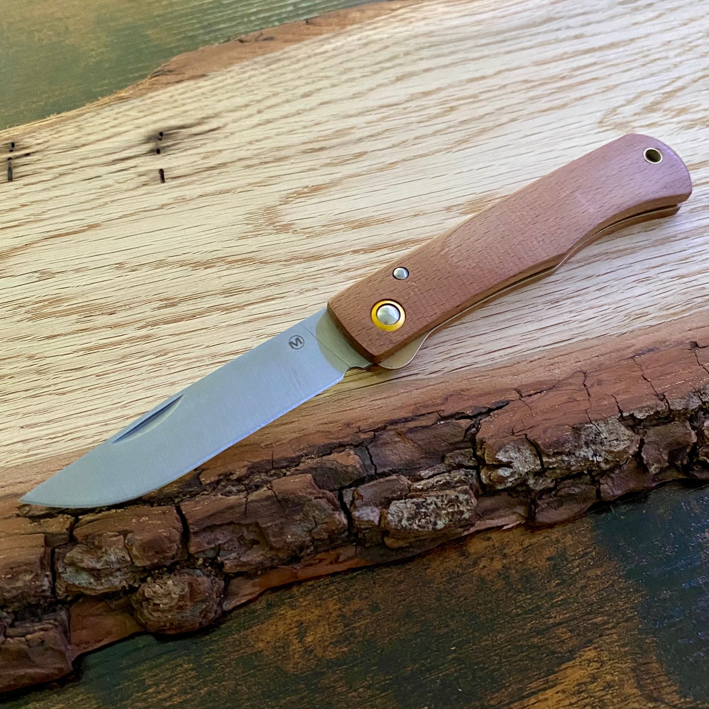 Taschenmesser Rusticus, Griff aus thermisch behandeltem Rotbuchenholz.