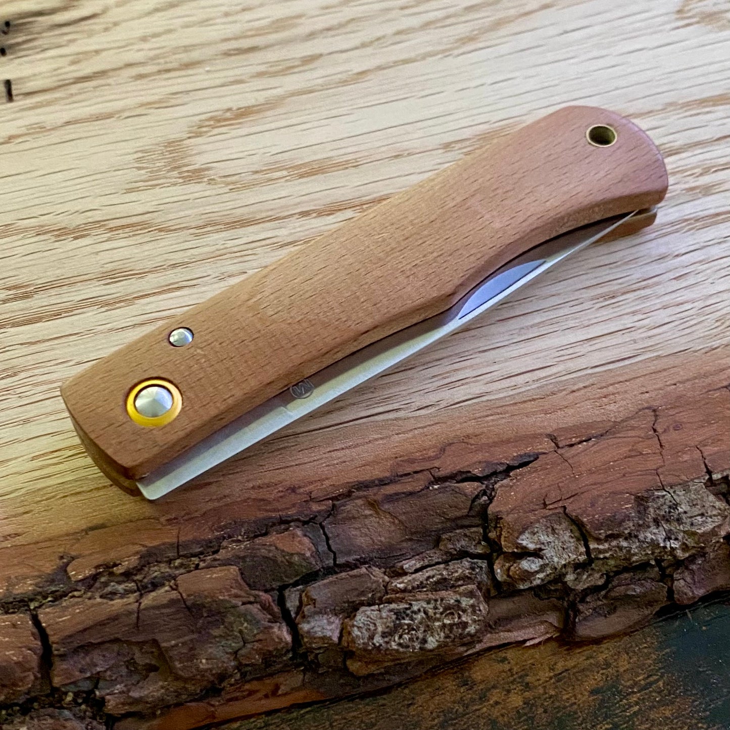 Taschenmesser Rusticus, Griff aus thermisch behandeltem Rotbuchenholz.