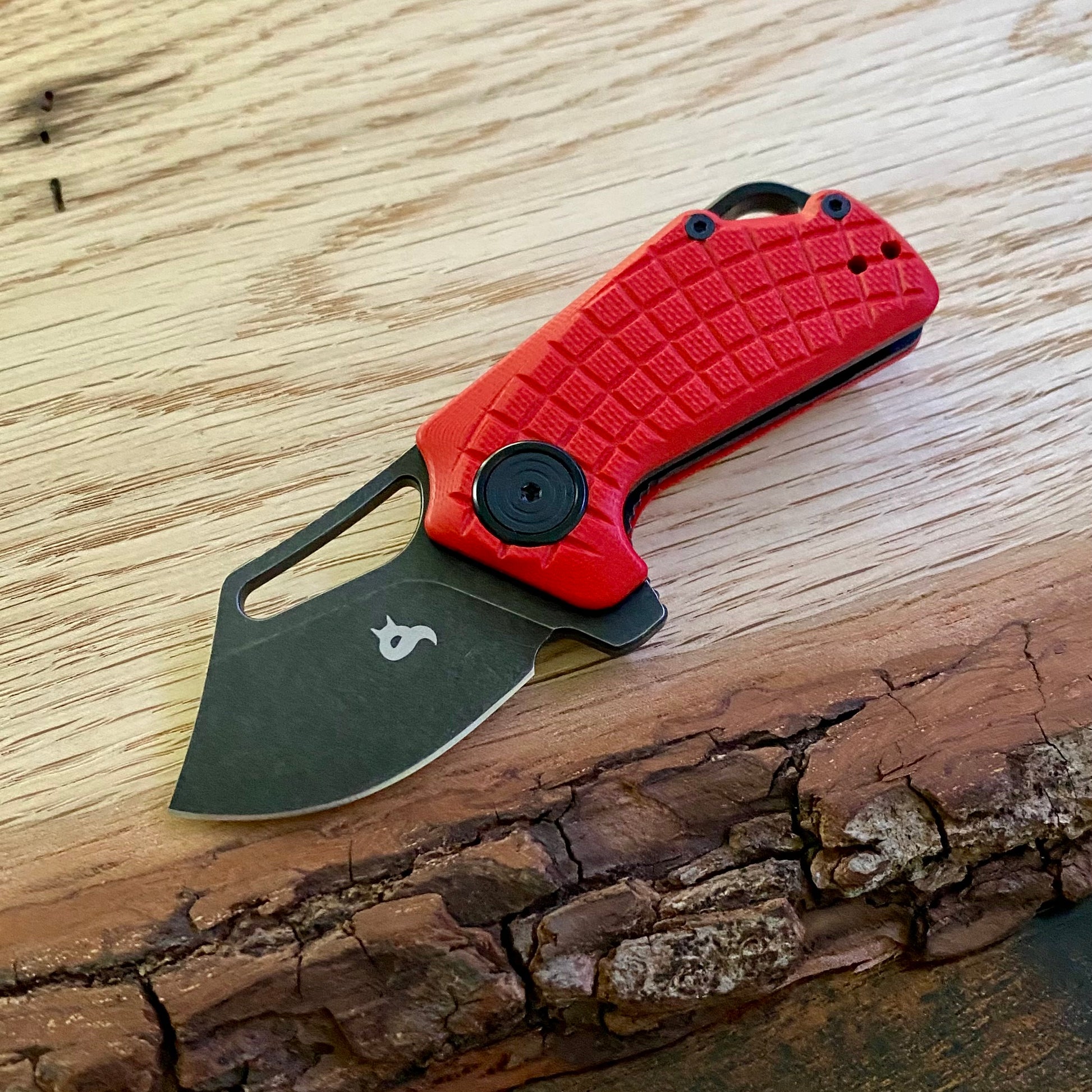 Kleines Taschenmesser Puck mit Griffschalen aus rotem Micarta.