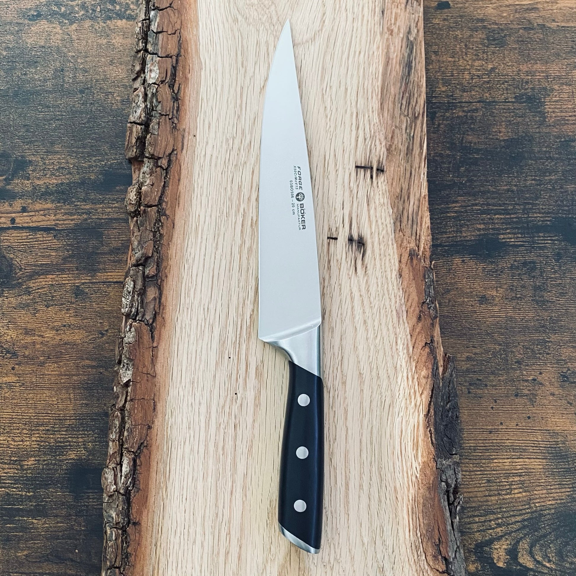 Schinkenmesser aus der Kochmesser-Serie Forge Böker Solingen.
Großes Kochmesser. Materialien Edelstahl und Spezialkunststoff.