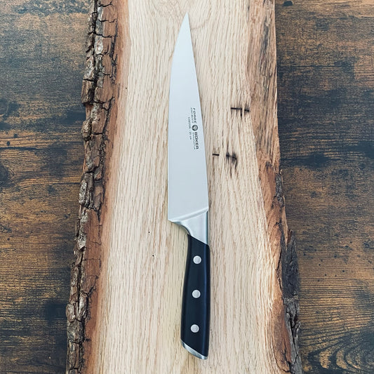 Schinkenmesser aus der Kochmesser-Serie Forge Böker Solingen.
Großes Kochmesser. Materialien Edelstahl und Spezialkunststoff.