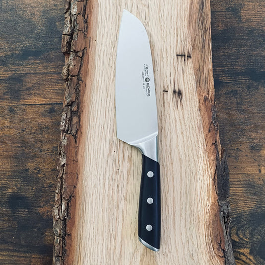 Santoku aus der Kochmesser-Serie Forge von Böker.
Materialien Edelstahl und Spezialkunststoff.