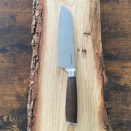 Santoku aus der Meisterklinge-Damast-Serie von Böker Solingen.
Materialien VG-10 Damast-ummantelt und Räuchereiche.