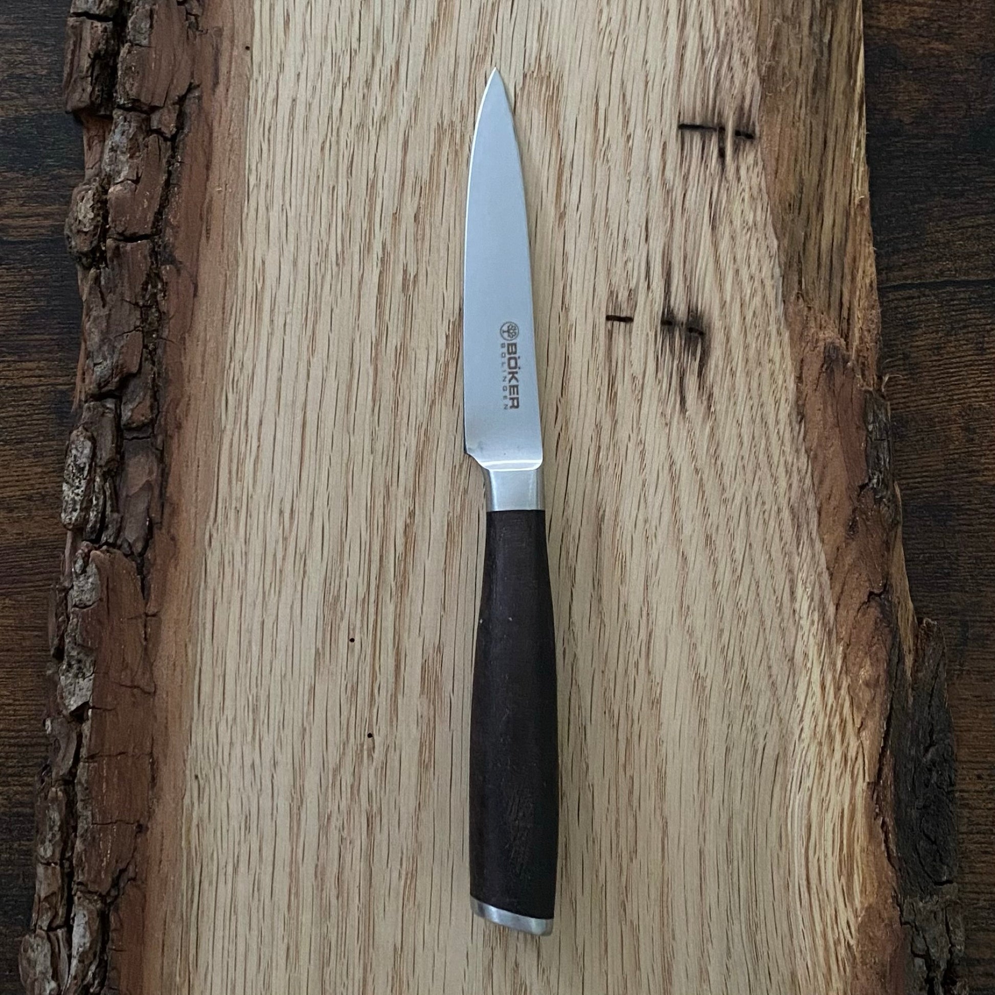 Spickmesser aus der Meisterklinge-Damast-Serie Böker Solingen.
Materialien VG-10 mit Damast-Ummantelung und Räuchereiche.