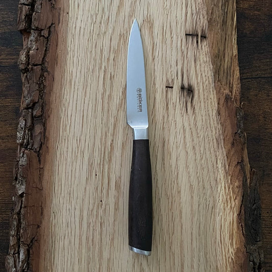Spickmesser aus der Meisterklinge-Damast-Serie Böker Solingen.
Materialien VG-10 mit Damast-Ummantelung und Räuchereiche.