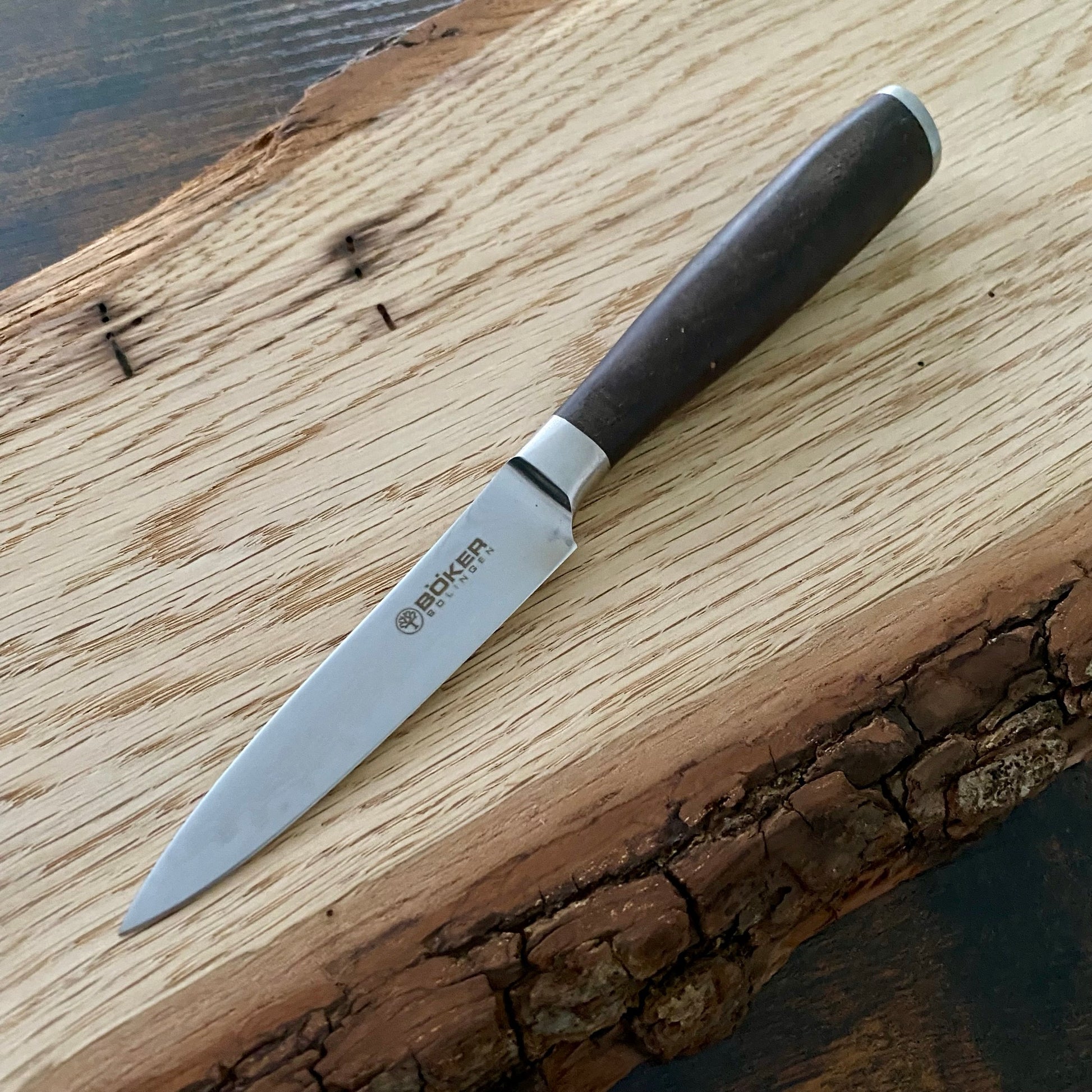 Spickmesser aus der Meisterklinge-Damast-Serie Böker Solingen.
Materialien VG-10 mit Damast-Ummantelung und Räuchereiche.