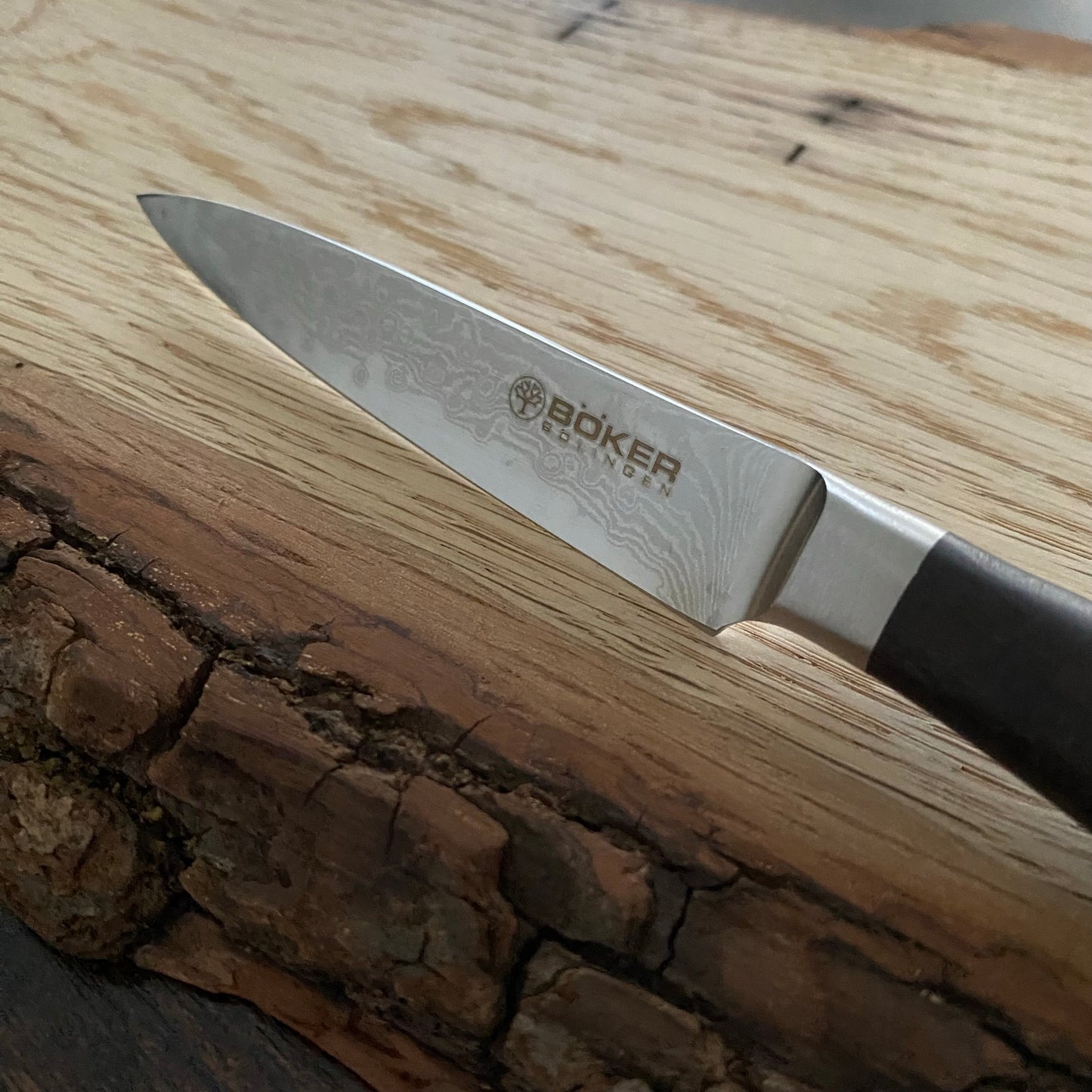 Spickmesser aus der Meisterklinge-Damast-Serie Böker Solingen.
Materialien VG-10 mit Damast-Ummantelung und Räuchereiche.