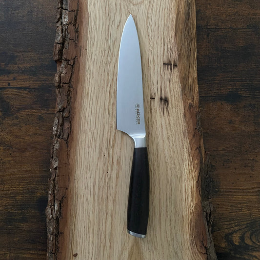 Kleines Kochmesser aus der Böker-Meisterklinge-Serie Solingen.
Materialien Damaststahl und Räuchereiche.
