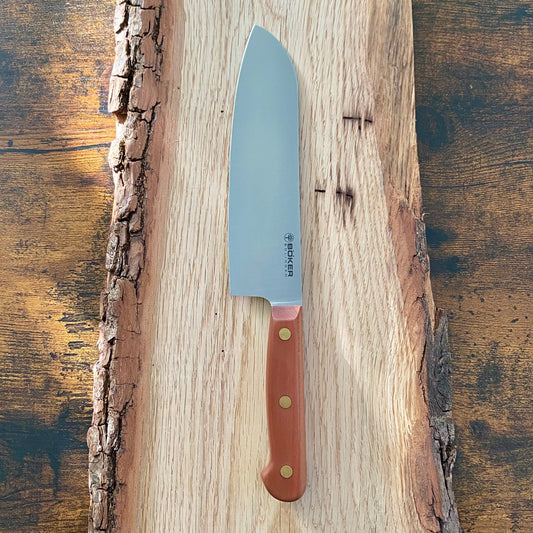 Santoku aus der Cottage-Craft-Serie von Böker.
Großes Kochmesser mit Pflaumenholzgriff.