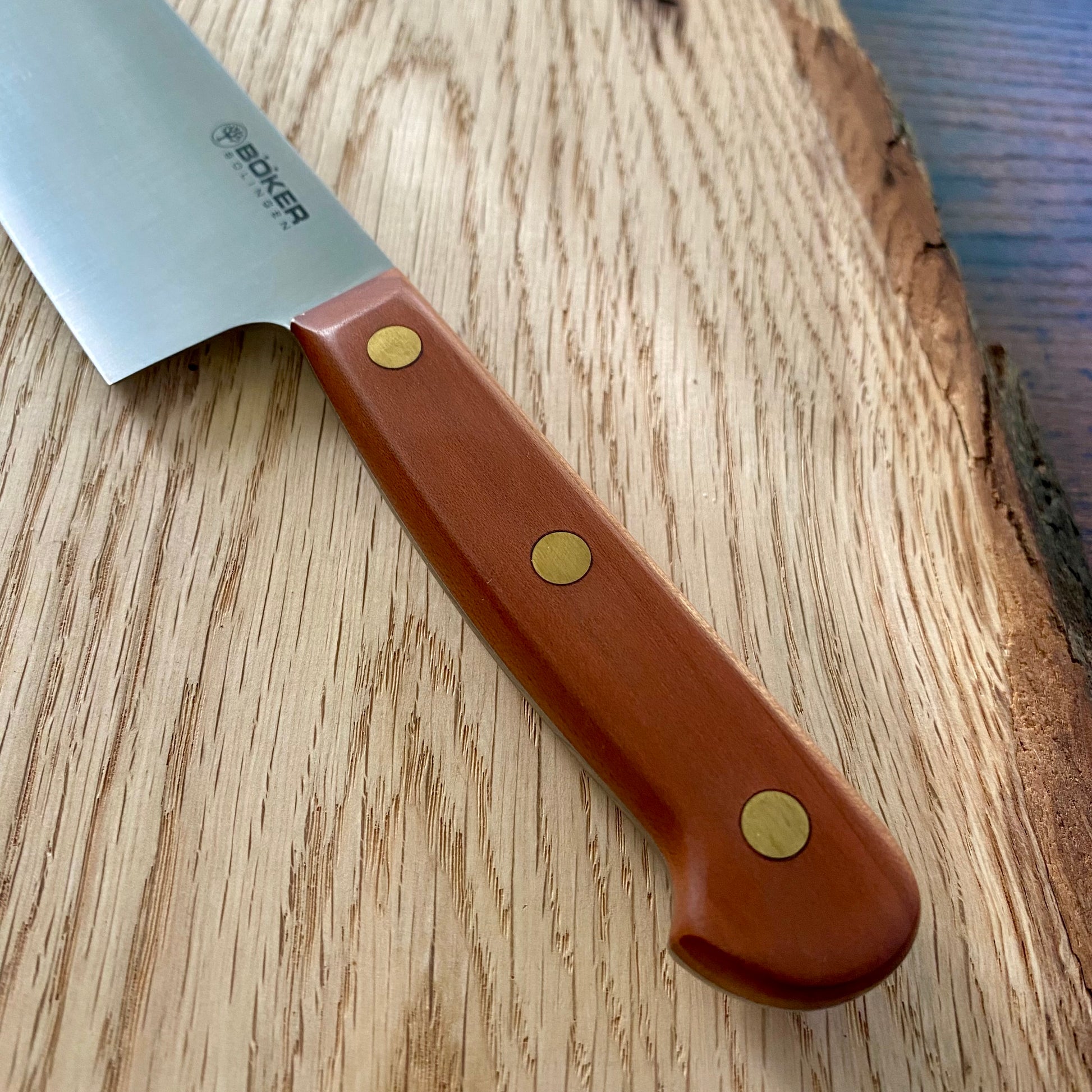 Santoku aus der Cottage-Craft-Serie von Böker.
Großes Kochmesser mit Pflaumenholzgriff.