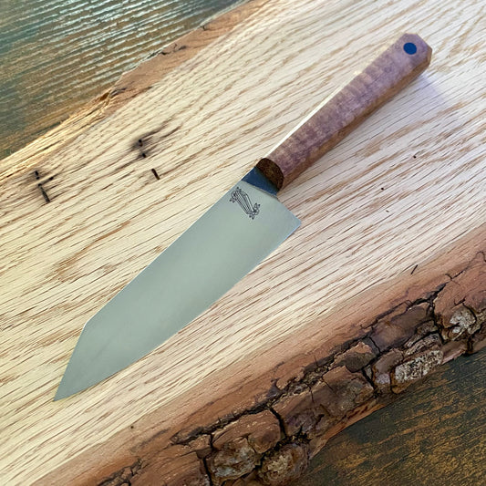 Das Draculas Dream Petty ist ein kleines handgefertigtes Kochmesser von Alb Knives. Materialien Kohlenstoffstahl und hawaiianische Akazie.