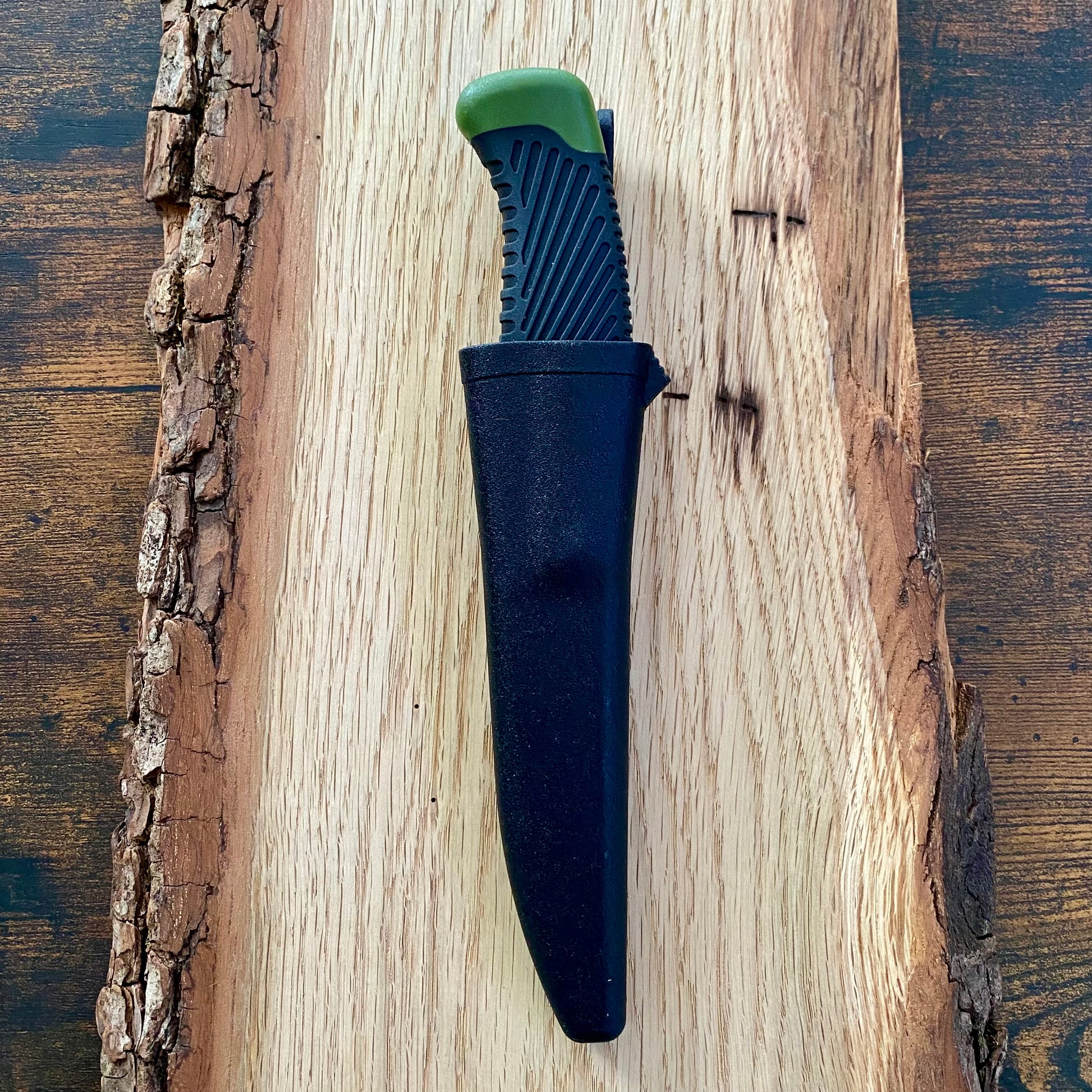 Feststehendes Messer Falun green mit Kunststoffgriff schwarz/grün und Kunststoffscheide.