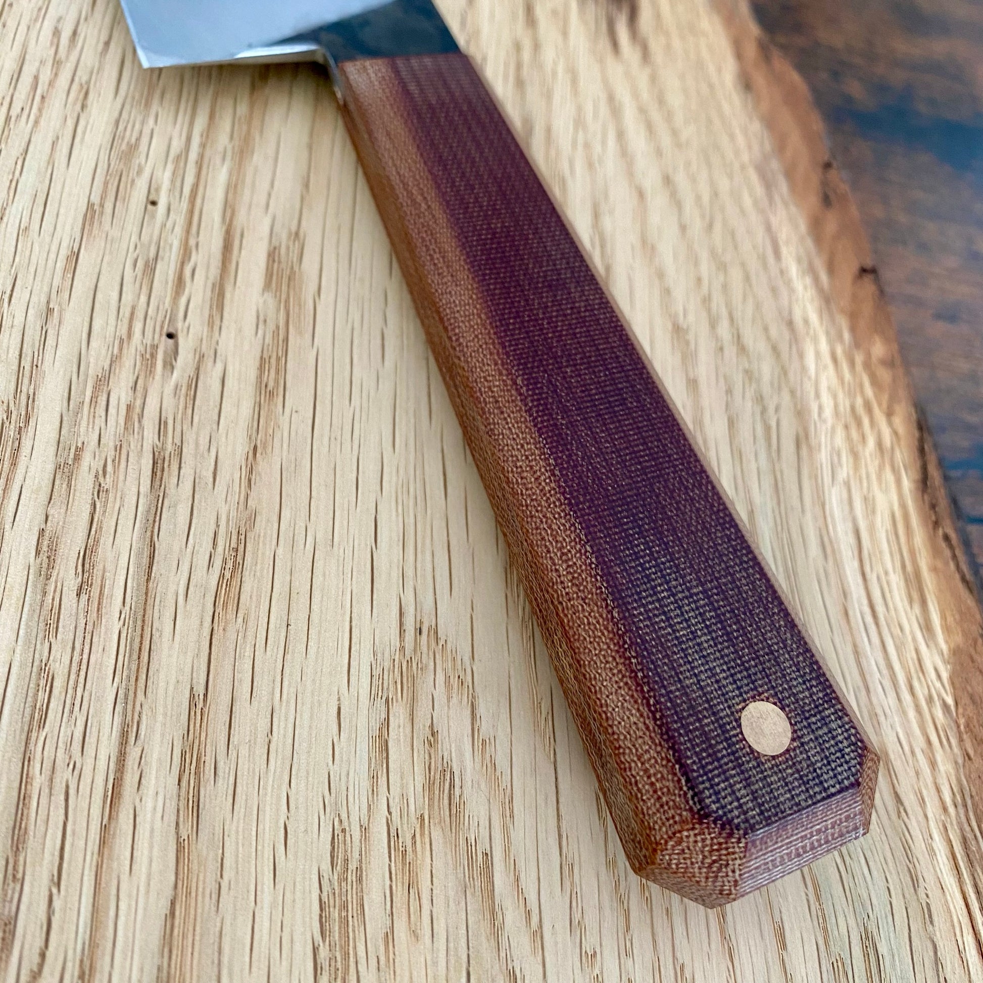 Großes Chefmesser von Alb Knives.
Handgefertigtes hochwertiges Küchenmesser aus Apex Ultra Kohlenstoffstahl mit Griff aus Vintage Micarta.