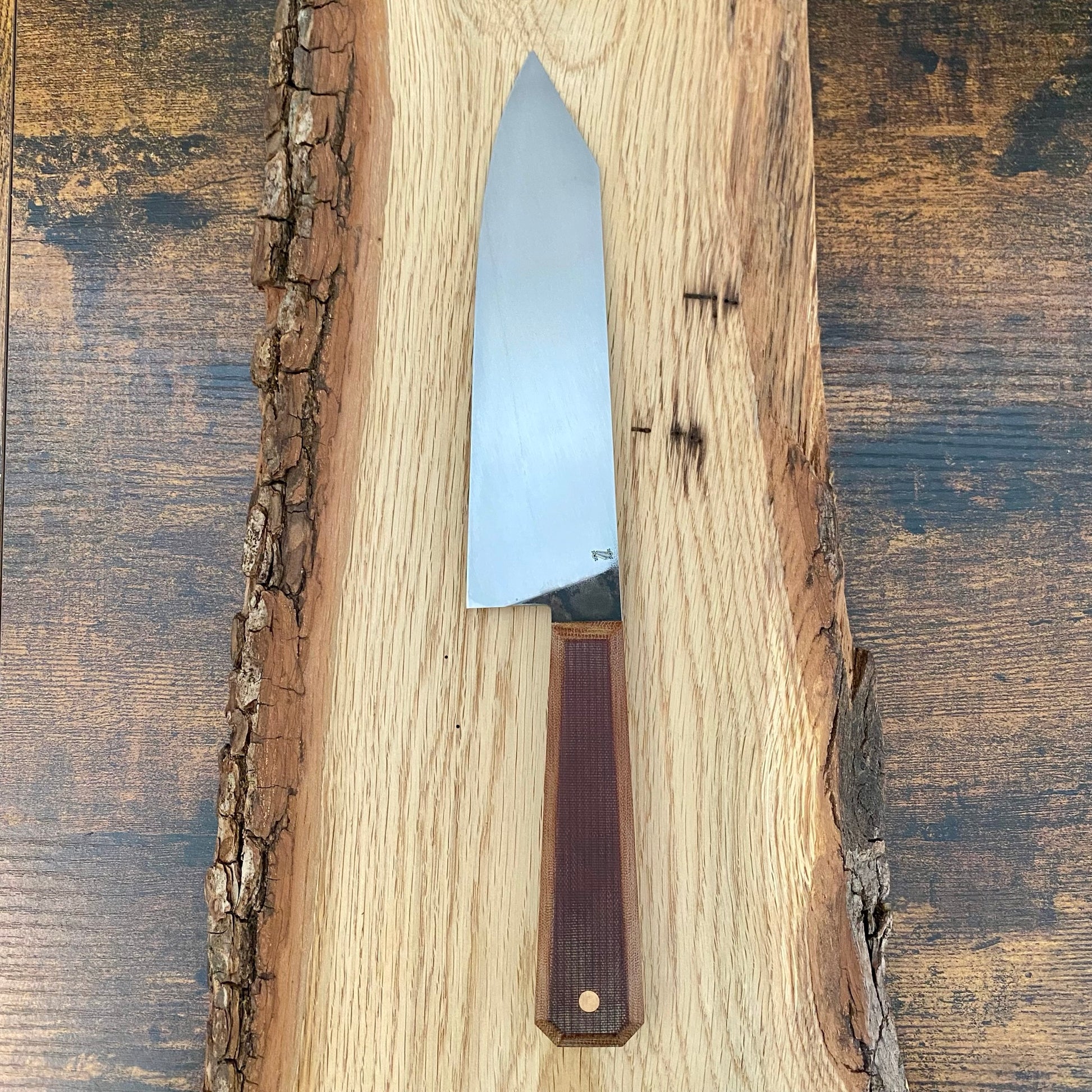 Großes Chefmesser von Alb Knives.
Handgefertigtes hochwertiges Küchenmesser aus Apex Ultra Kohlenstoffstahl mit Griff aus Vintage Micarta.