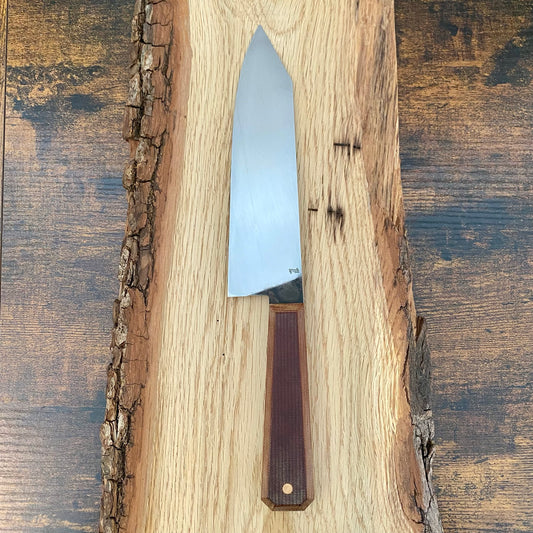 Großes Chefmesser von Alb Knives.
Handgefertigtes hochwertiges Küchenmesser aus Apex Ultra Kohlenstoffstahl mit Griff aus Vintage Micarta.