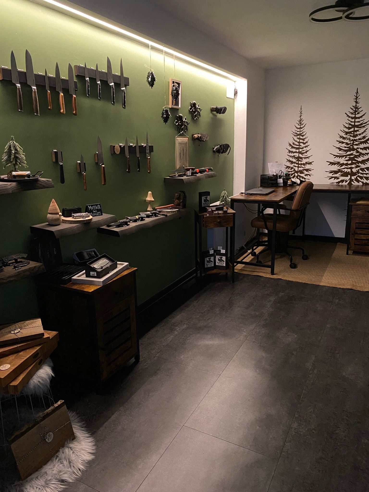 Messerladen in Gerstetten mit Schleifservice für Messer, Scheren und Gartengeräte.
Küchenmesser, Taschenmesser, Messer für Jagd- und Outdoor.
Messer online kaufen