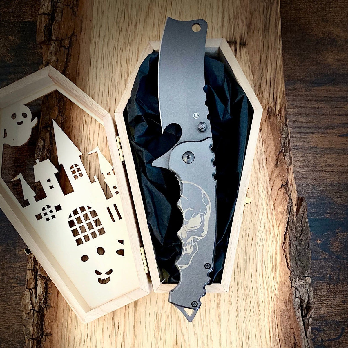 Das außergewöhnliche Mortem von Böker Magnum mit stilisiertem Totenkopf auf dem Griff und einer extravaganten Klinge.