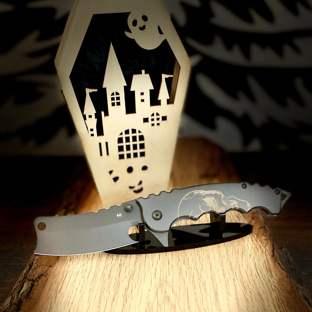 Das außergewöhnliche Mortem von Böker Magnum mit stilisiertem Totenkopf auf dem Griff und einer extravaganten Klinge.