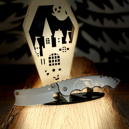 Das außergewöhnliche Mortem von Böker Magnum mit stilisiertem Totenkopf auf dem Griff und einer extravaganten Klinge.