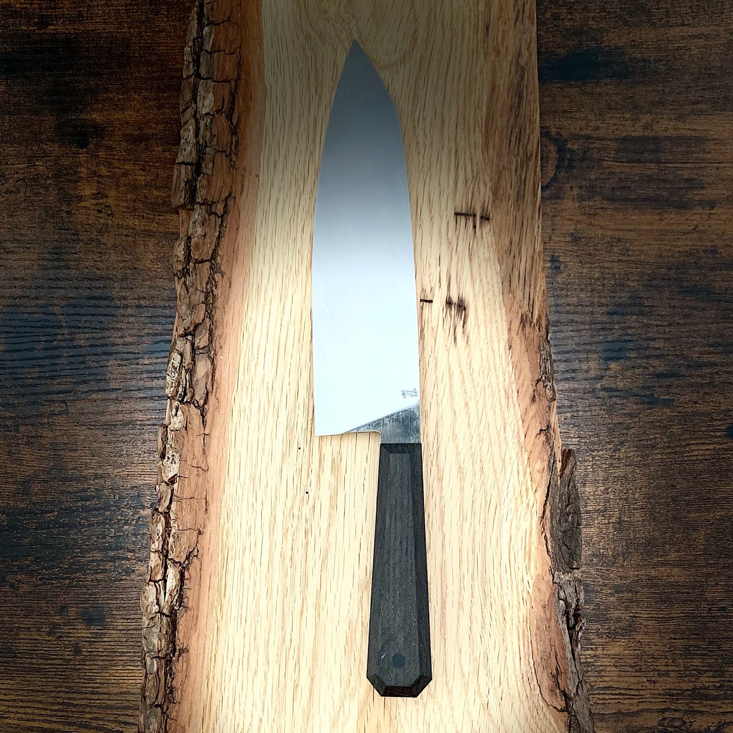 Chefmesser groß
Draculas Dream von Alb Knives
Kohlenstoffstahl und Mooreiche mit G10