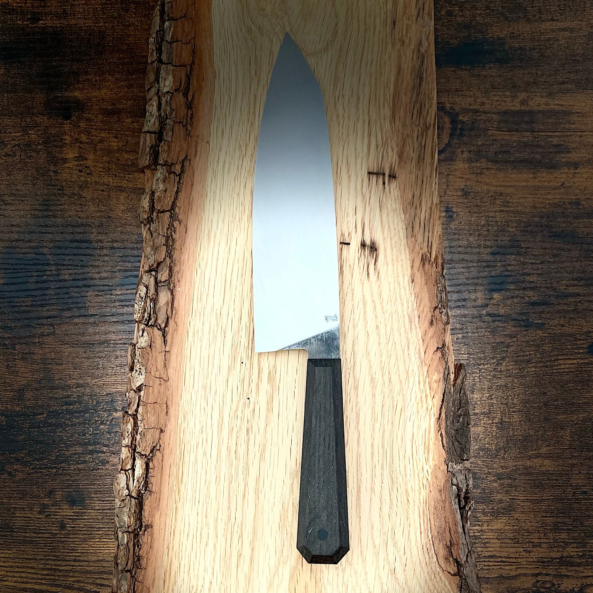 Chefmesser groß
Draculas Dream von Alb Knives
Kohlenstoffstahl und Mooreiche mit G10