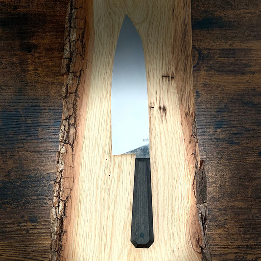 Chefmesser groß
Draculas Dream von Alb Knives
Kohlenstoffstahl und Mooreiche mit G10