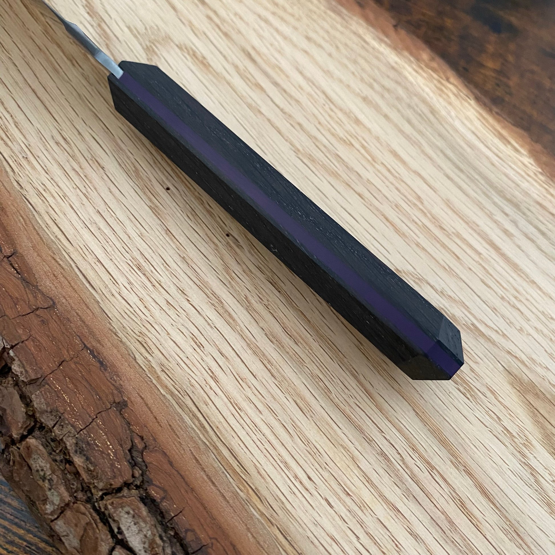 Chefmesser groß
Draculas Dream von Alb Knives
Kohlenstoffstahl und Mooreiche mit G10