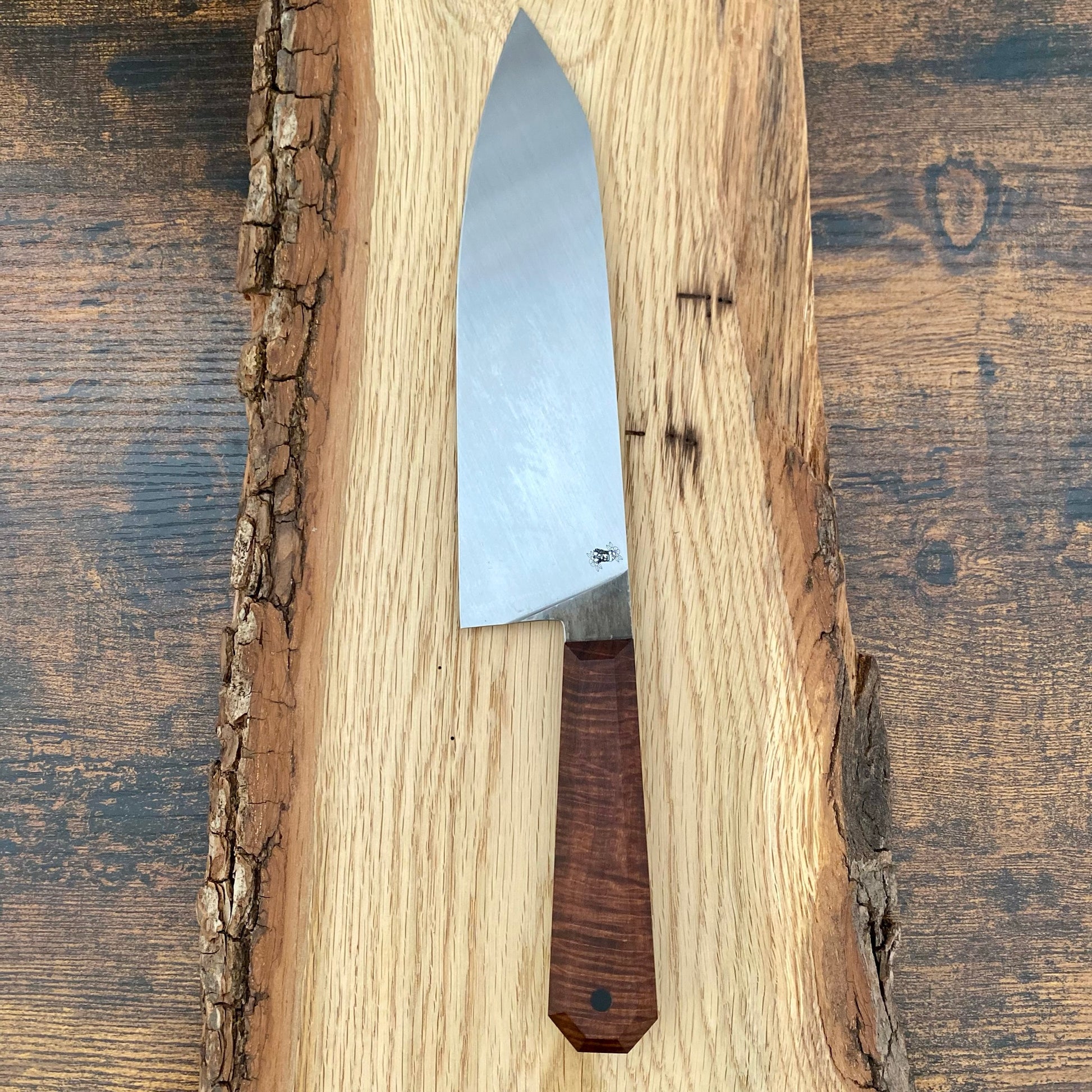 Das Bild zeigt ein handgefertigtes großes Chefmesser von Alb Knives aus Kohlenstoffstahl und einem Griff aus Gidgee-Holz (australische Akazie).