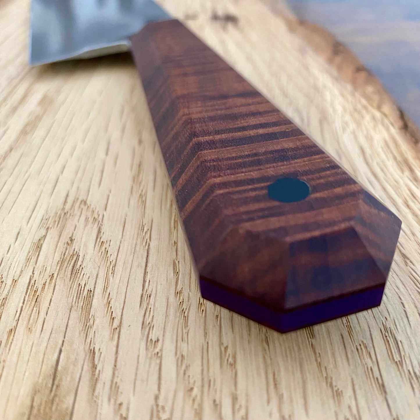 Messergriff aus Gidgee-Holz und einer Mittellage aus G10 lila.