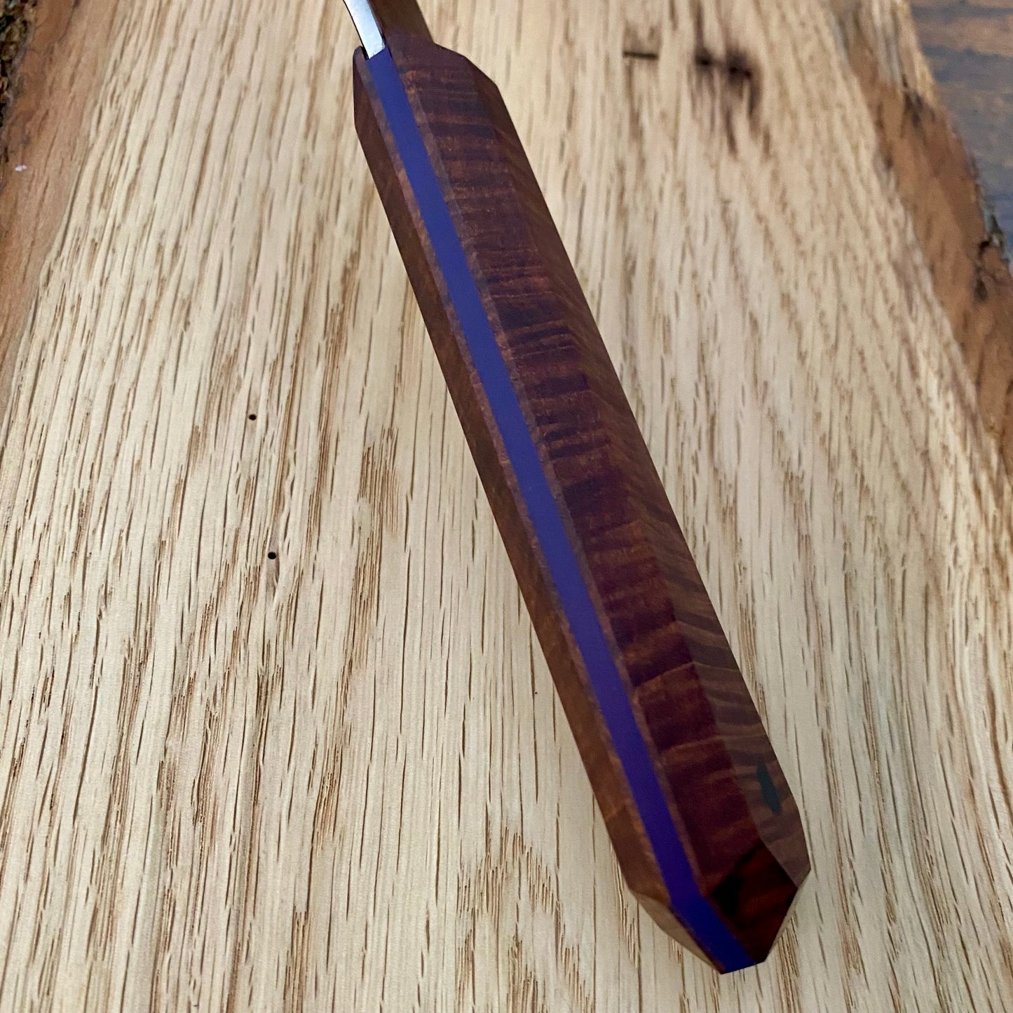 Messergriff aus Gidgee-Holz und einer Mittellage aus G10 lila.