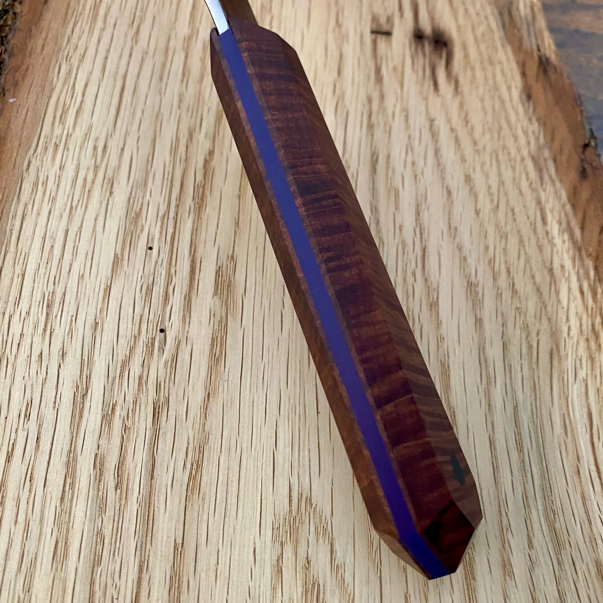 Messergriff aus Gidgee-Holz und einer Mittellage aus G10 lila.