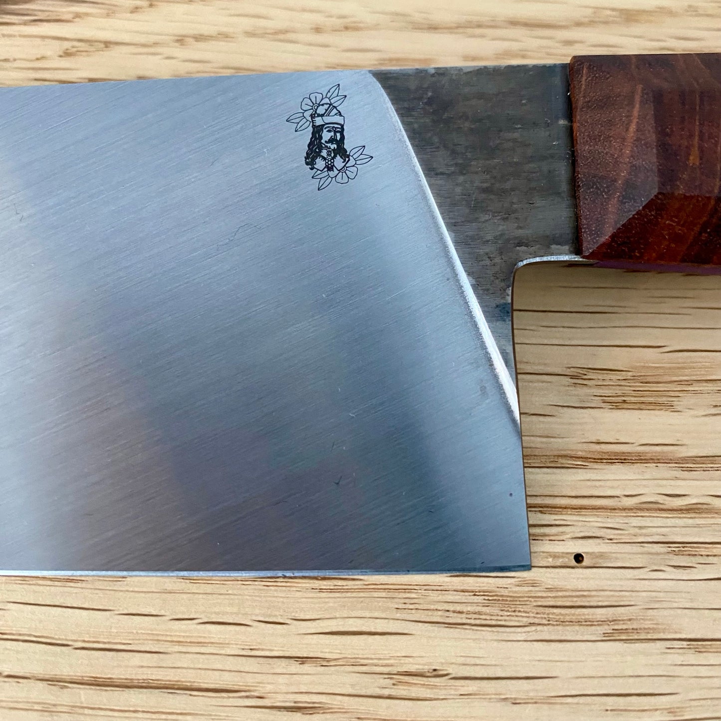 Dracula-Gravur in der Klinge des Draculas Dream von Alb Knives.