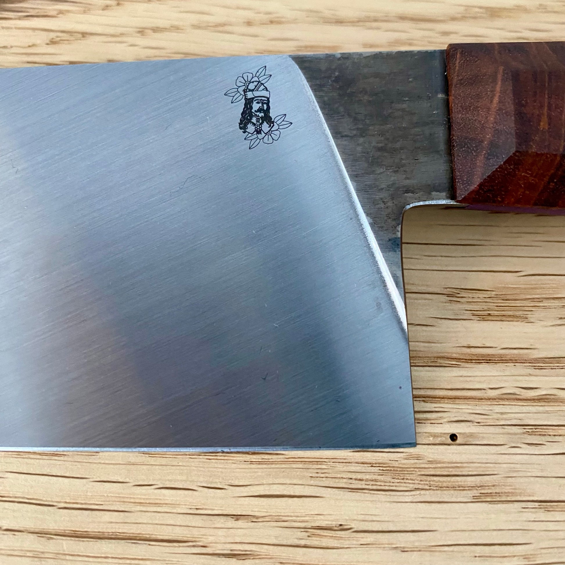 Dracula-Gravur in der Klinge des Draculas Dream von Alb Knives.