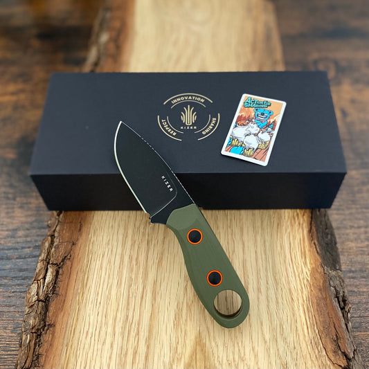 Beaver D2 Olive Green G10 von Kizer mit grünem Griff aus G10. Kydexscheide für den Gürtel.
Geschenkbox und Sticker inklusive.