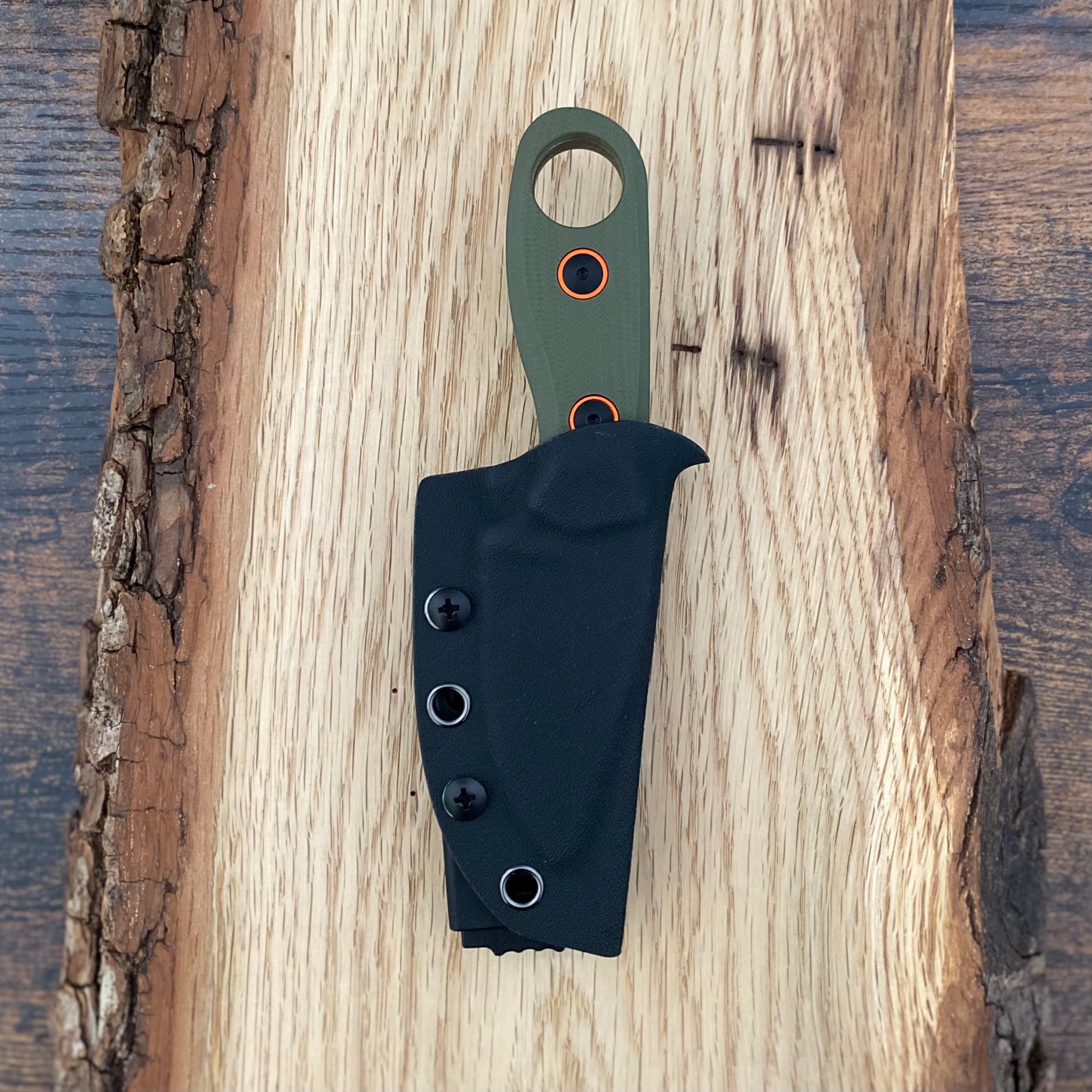 Beaver D2 Olive Green G10 von Kizer mit grünem Griff aus G10. Kydexscheide für den Gürtel.
