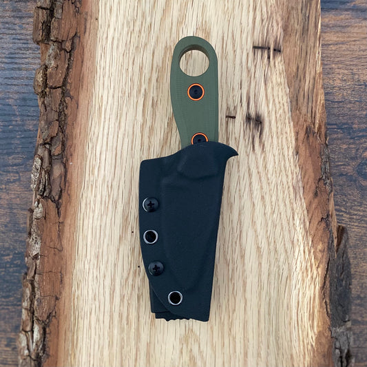 Beaver D2 Olive Green G10 von Kizer mit grünem Griff aus G10. Kydexscheide für den Gürtel.
