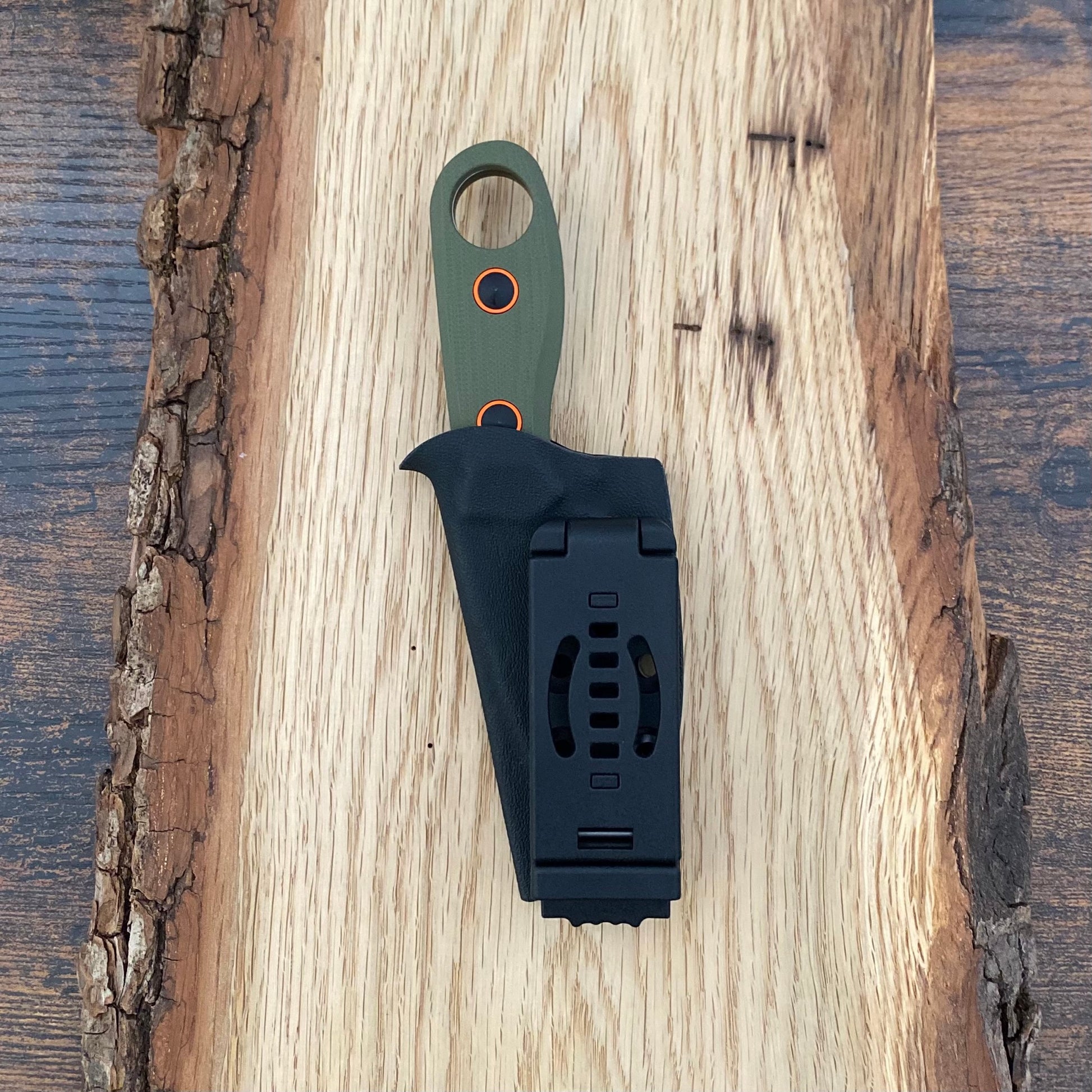 Beaver D2 Olive Green G10 von Kizer mit grünem Griff aus G10. Kydexscheide für den Gürtel.