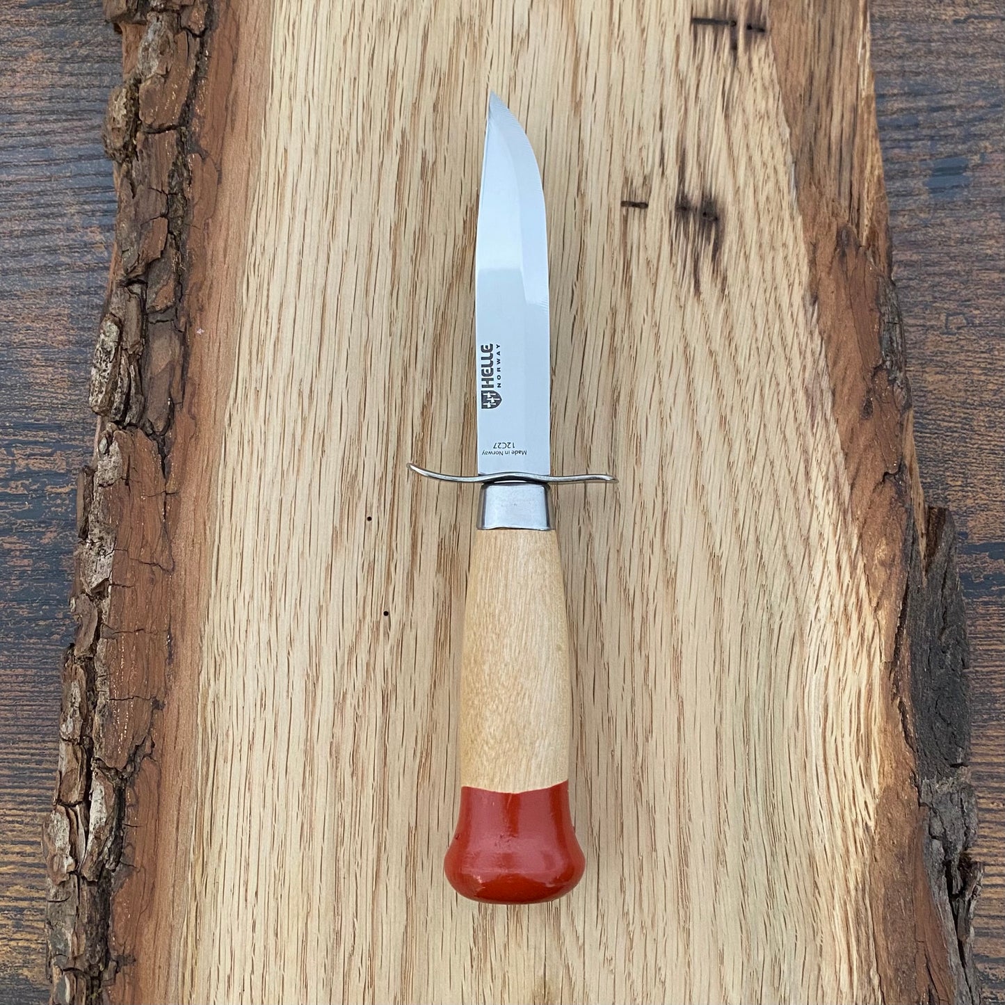 Pfandfindermesser aus Norwegen, genannt Speider Gutt von Helle, das Messer mit dem roten Griff und Lederscheide mit dem Pfadfinder.