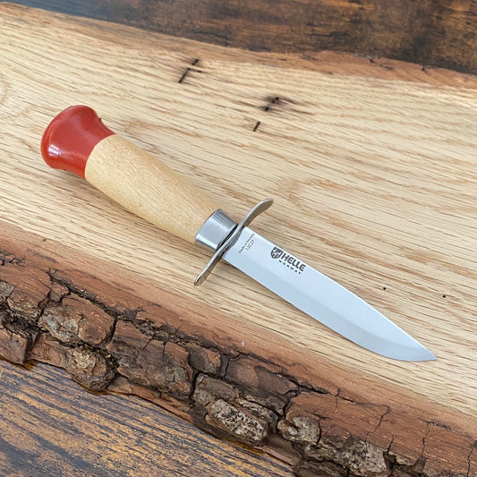 Pfandfindermesser aus Norwegen, genannt Speider Gutt von Helle, das Messer mit dem roten Griff und Lederscheide mit dem Pfadfinder.