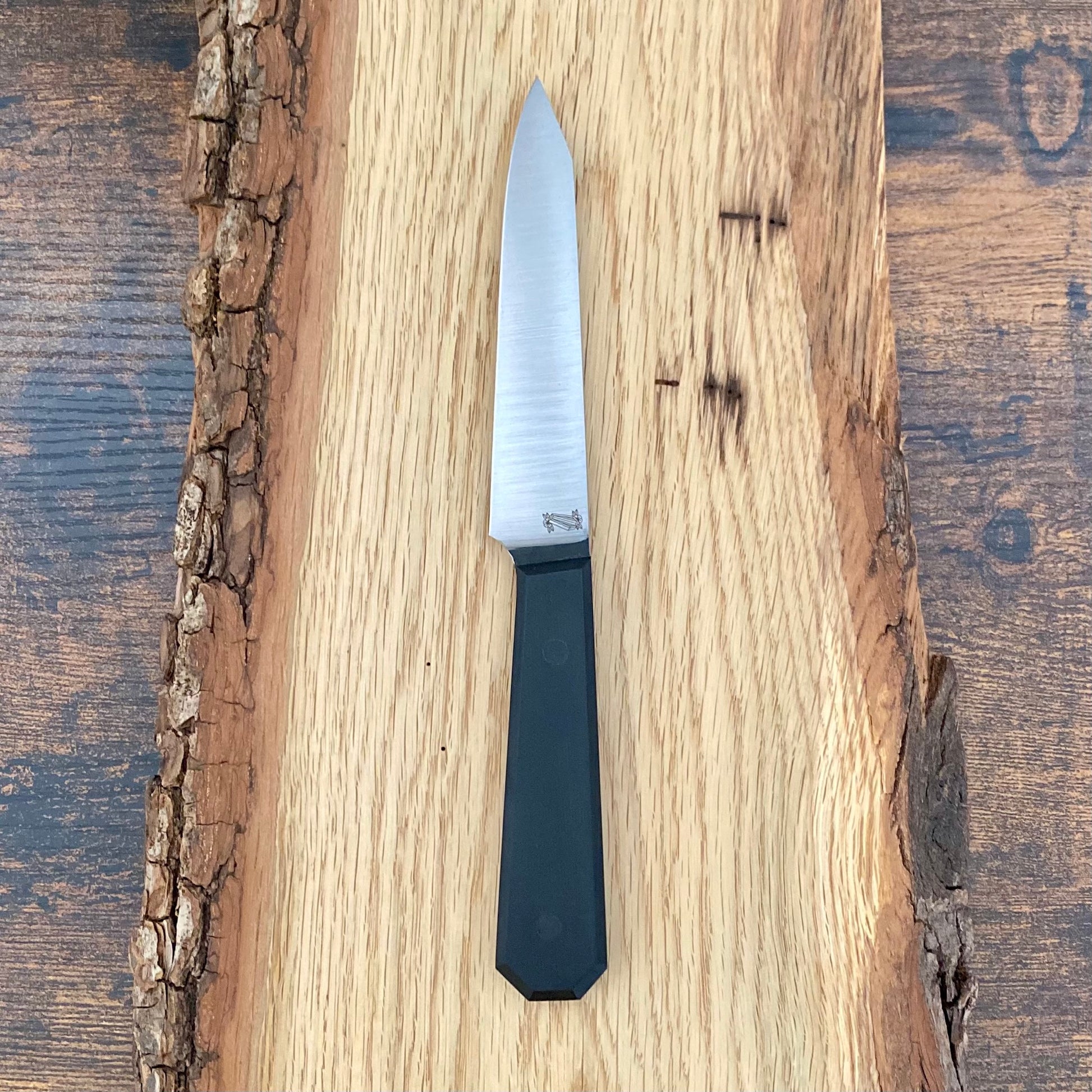 Handgefertigtes Steakmesser von Alb Knives. Griffschalen aus schwarzem G10, Klinge aus Kohlenstoffstahl.