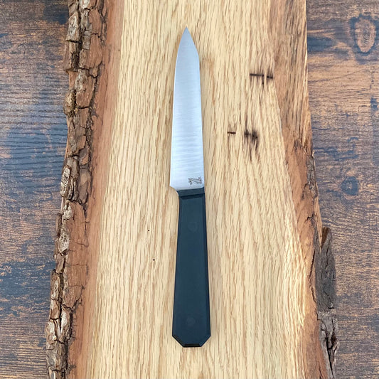 Handgefertigtes Steakmesser von Alb Knives. Griffschalen aus schwarzem G10, Klinge aus Kohlenstoffstahl.