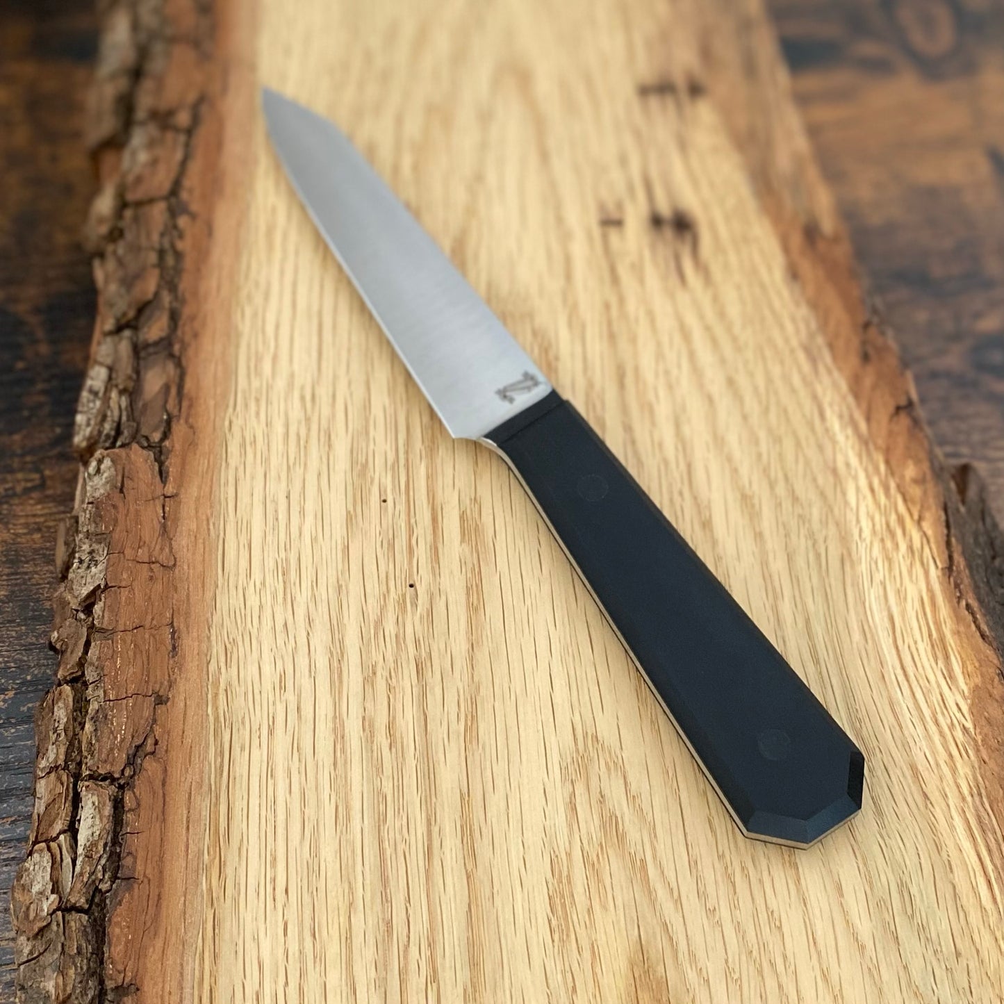 Handgefertigtes Steakmesser von Alb Knives. Griffschalen aus schwarzem G10, Klinge aus Kohlenstoffstahl.