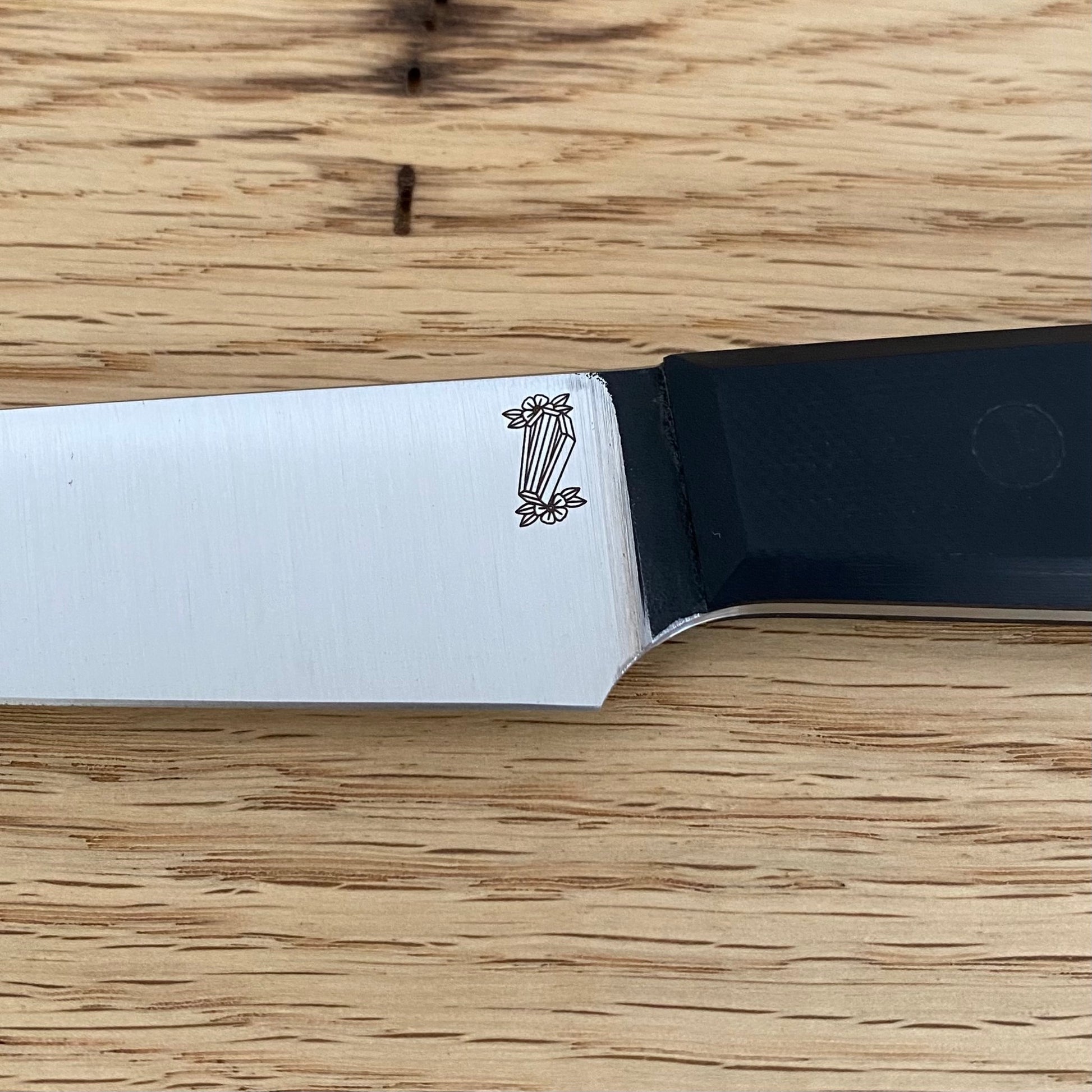 Handgefertigtes Steakmesser von Alb Knives. Griffschalen aus schwarzem G10, Klinge aus Kohlenstoffstahl.