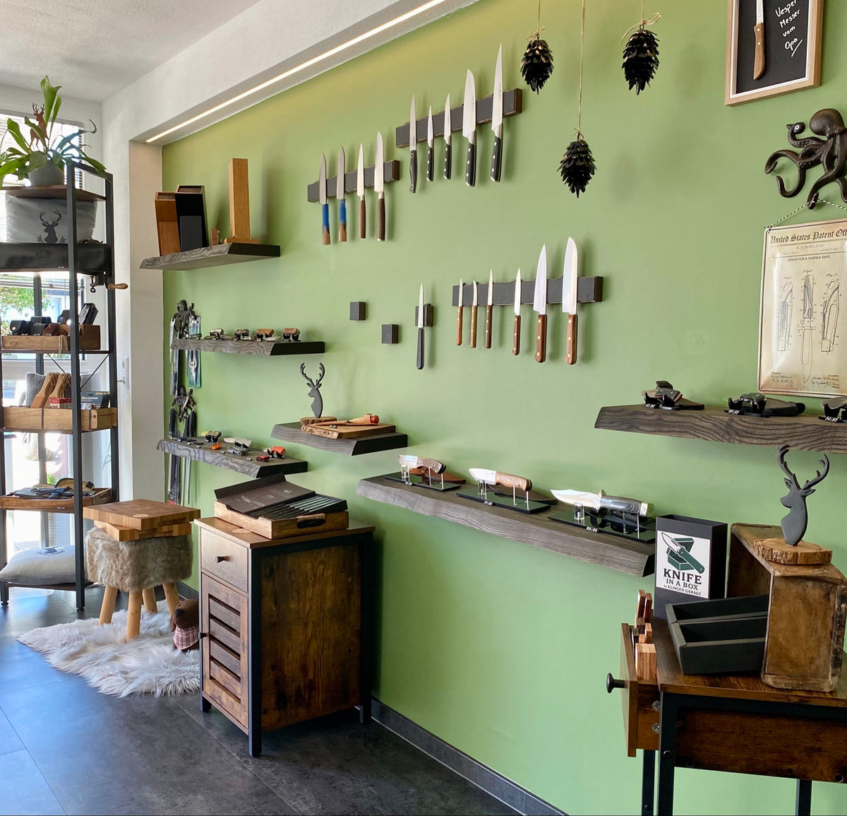 In der Klingen Garage finden Messerliebhaber alles, was sie brauchen. Kochmesser, Taschenmesser, Messer für Jagd und Outdoor. Einen Messerbausatz, hochwertiges Messerzubehör und Schneidebretter.