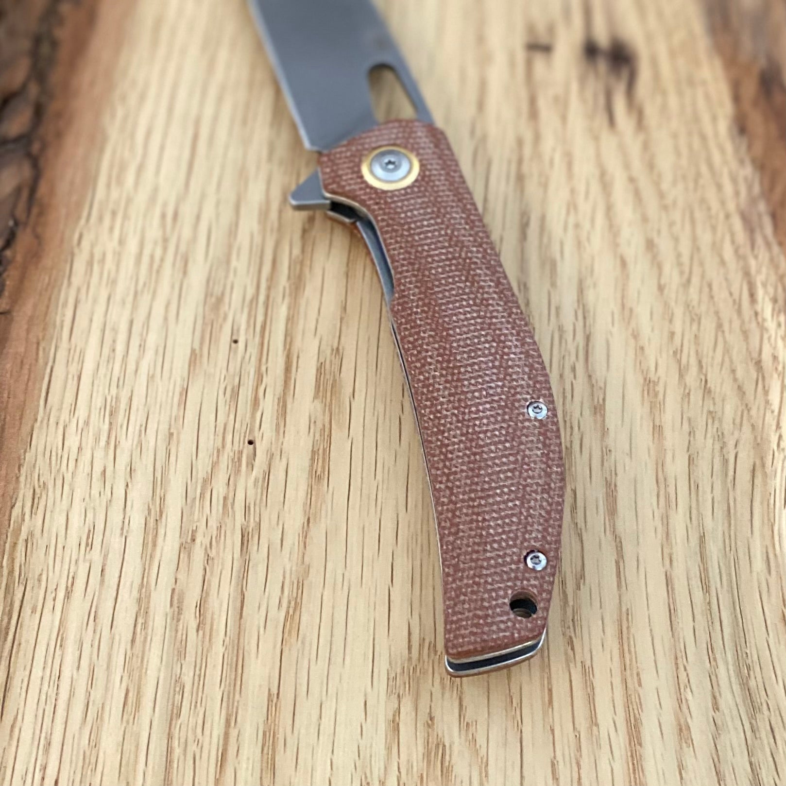 Griff des Taschenmessers Toxicofera aus braunem Micarta.