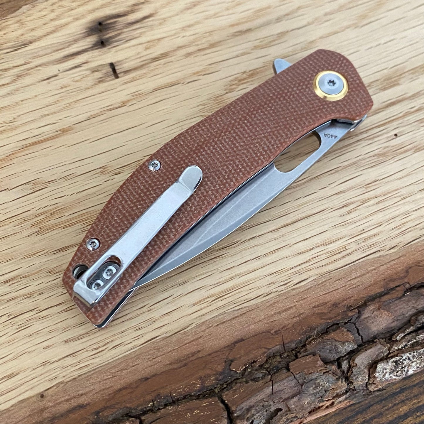 Taschenmesser mit Gürtelclip.