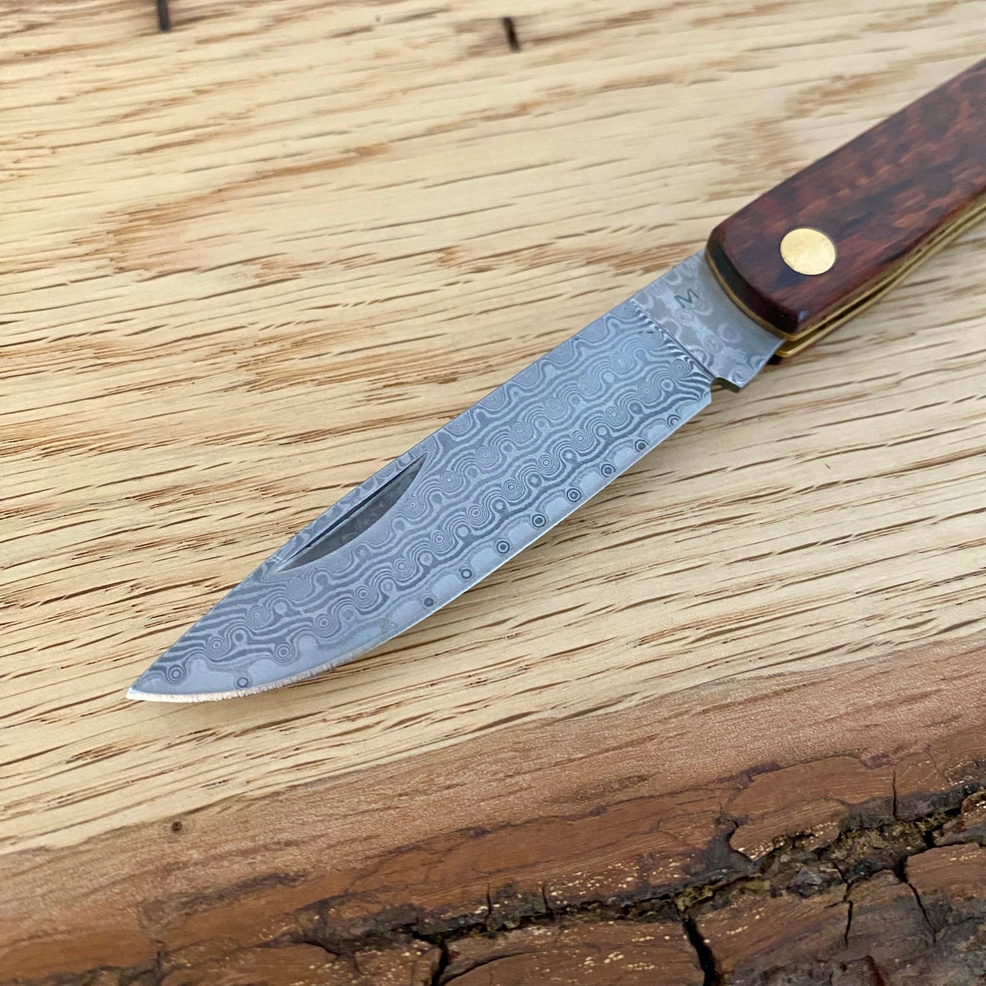 Klinge aus 73-lagigem Damaststahl. Taschenmesser Magnum Snake Rangebuster Damast von Böker Solingen.
