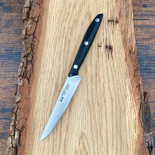 Steakmesser von Due Cigni mit Griff aus widerstandsfähigem POM und Klinge mit Wellenschliff.